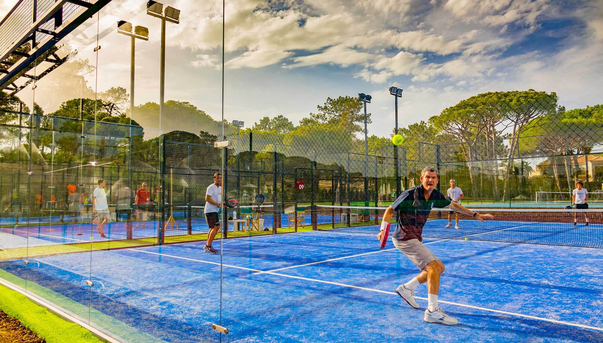 how to play singles in padel