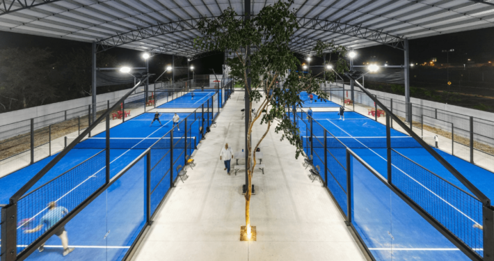 what are the advantages of an indoor padel court