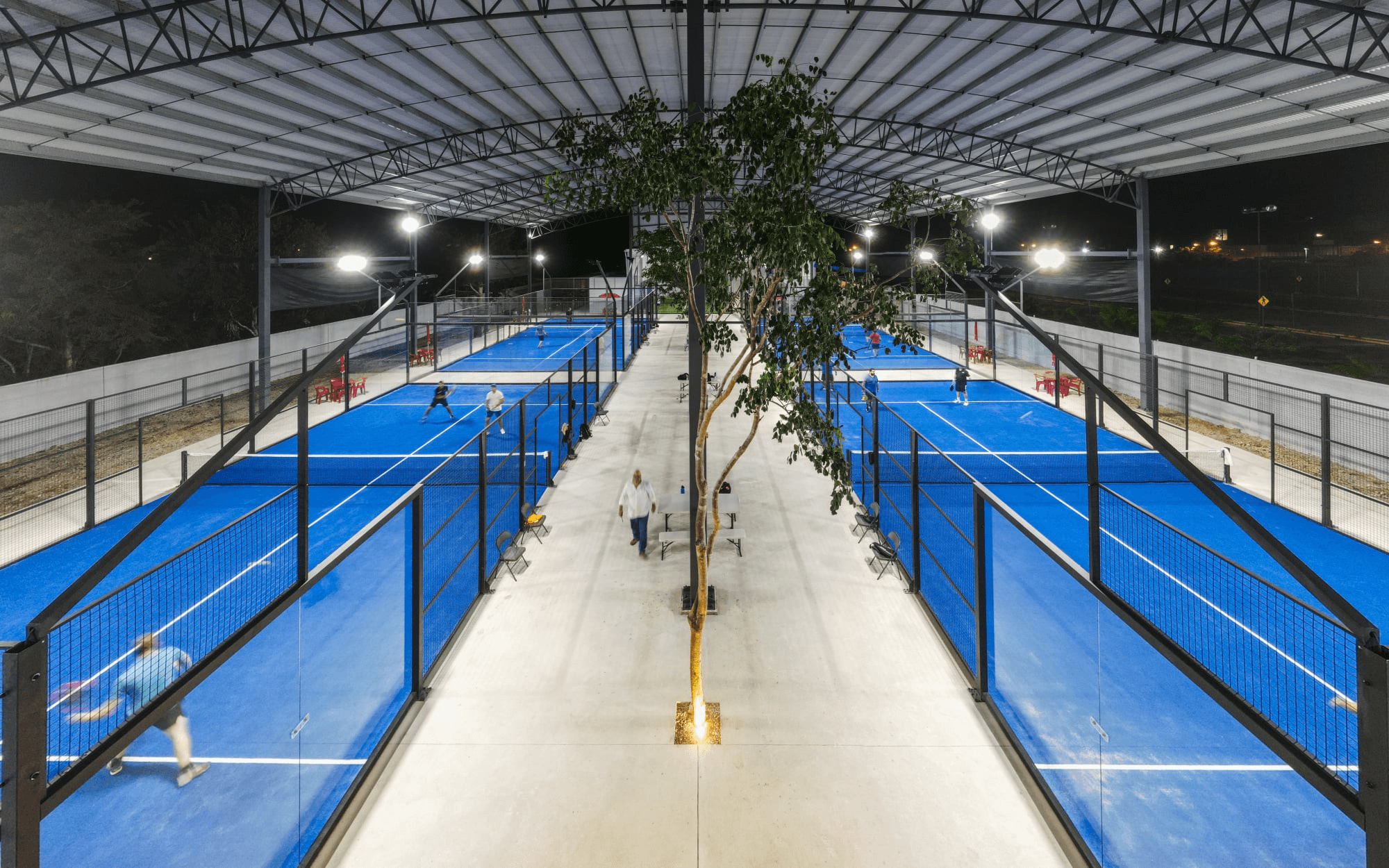 what are the advantages of an indoor padel court